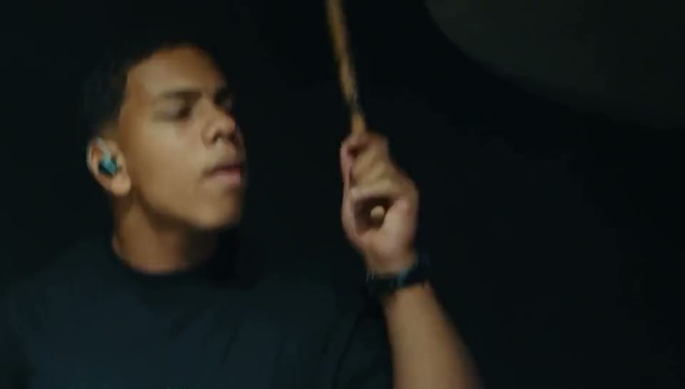 Baterista do louvor tocando